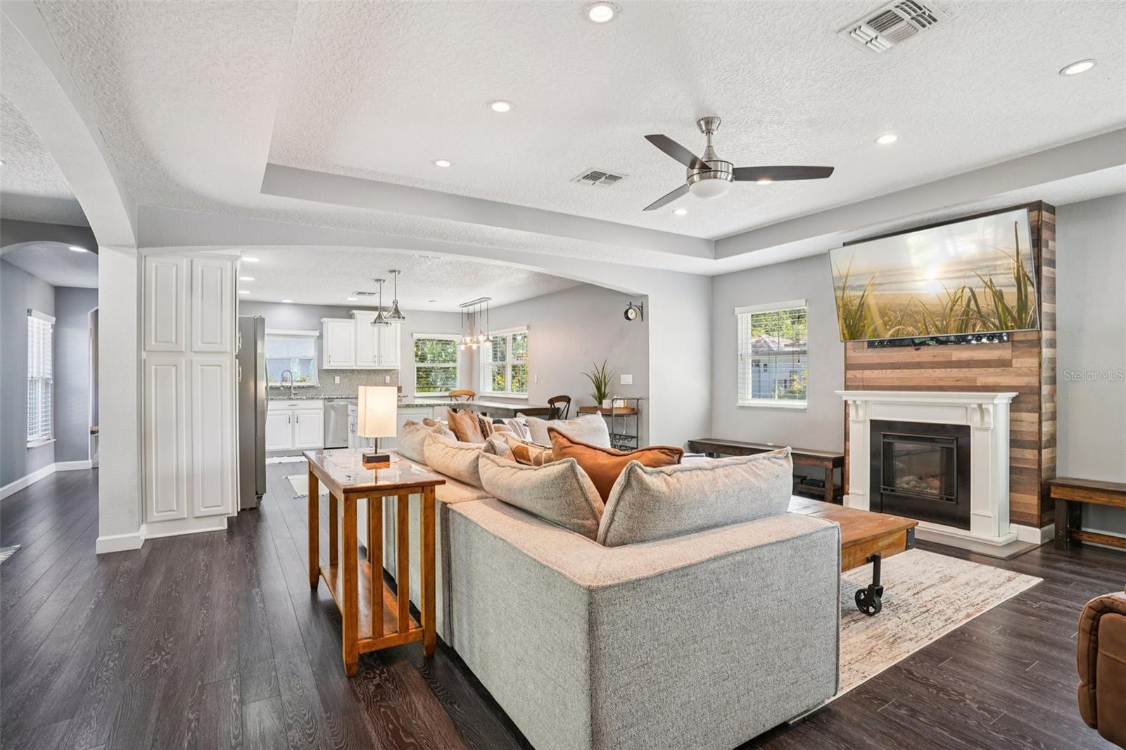 Image 10 of 72 For 327 Lakeview Avenue