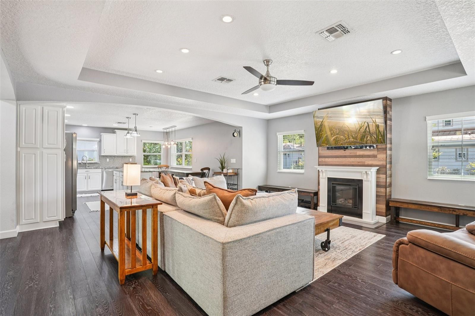 Image 11 of 72 For 327 Lakeview Avenue