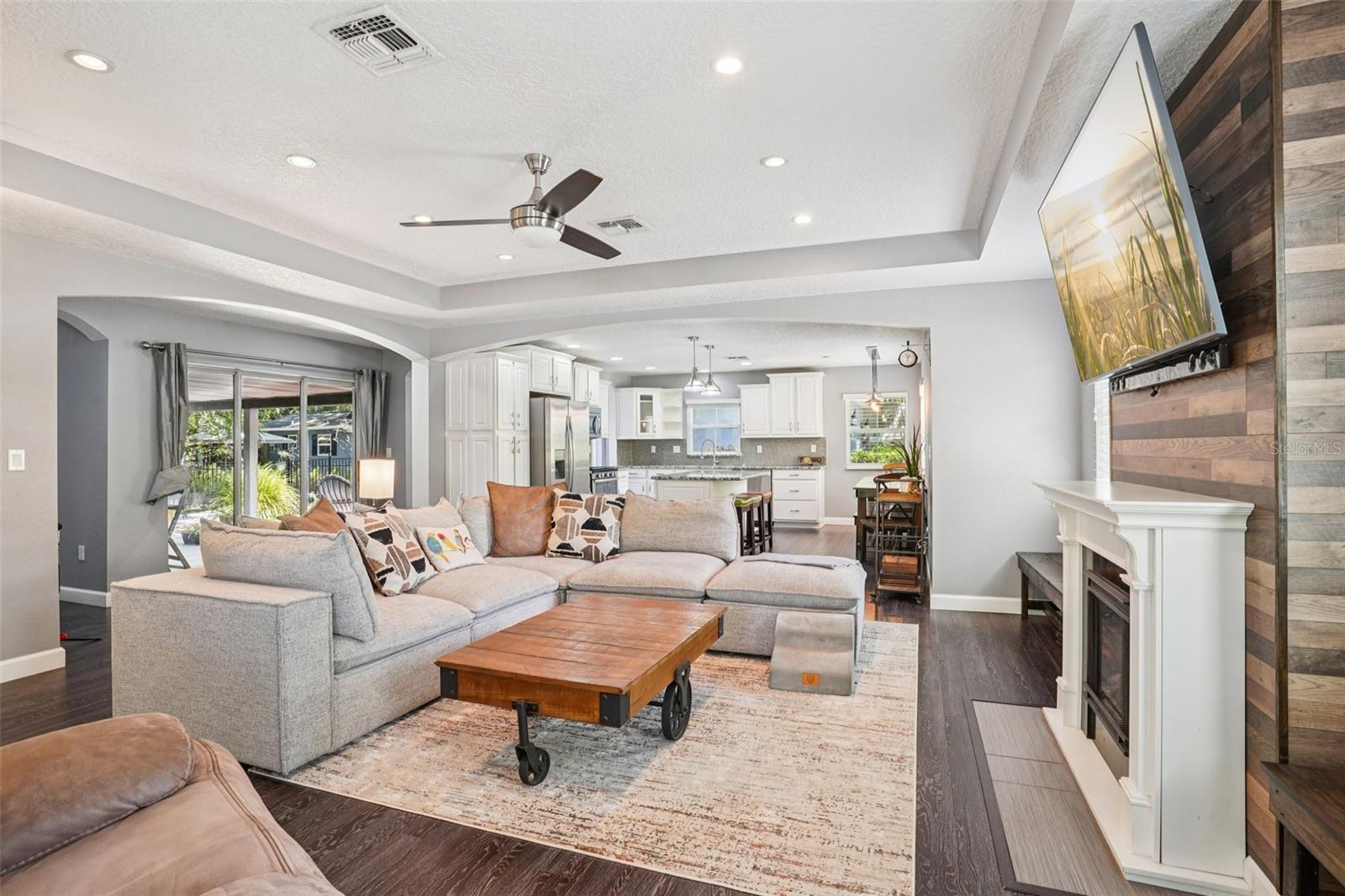 Image 12 of 72 For 327 Lakeview Avenue