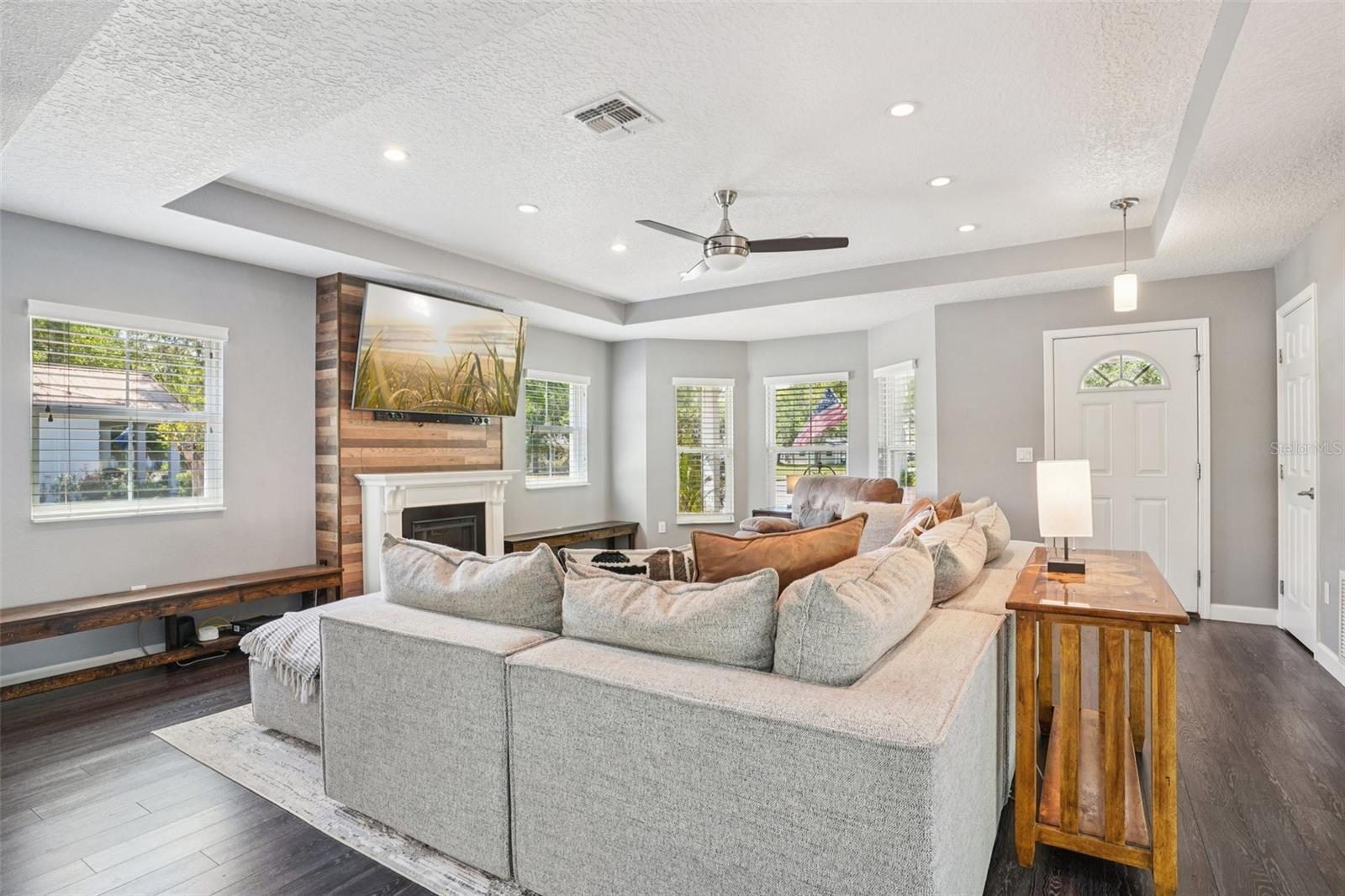 Image 14 of 72 For 327 Lakeview Avenue