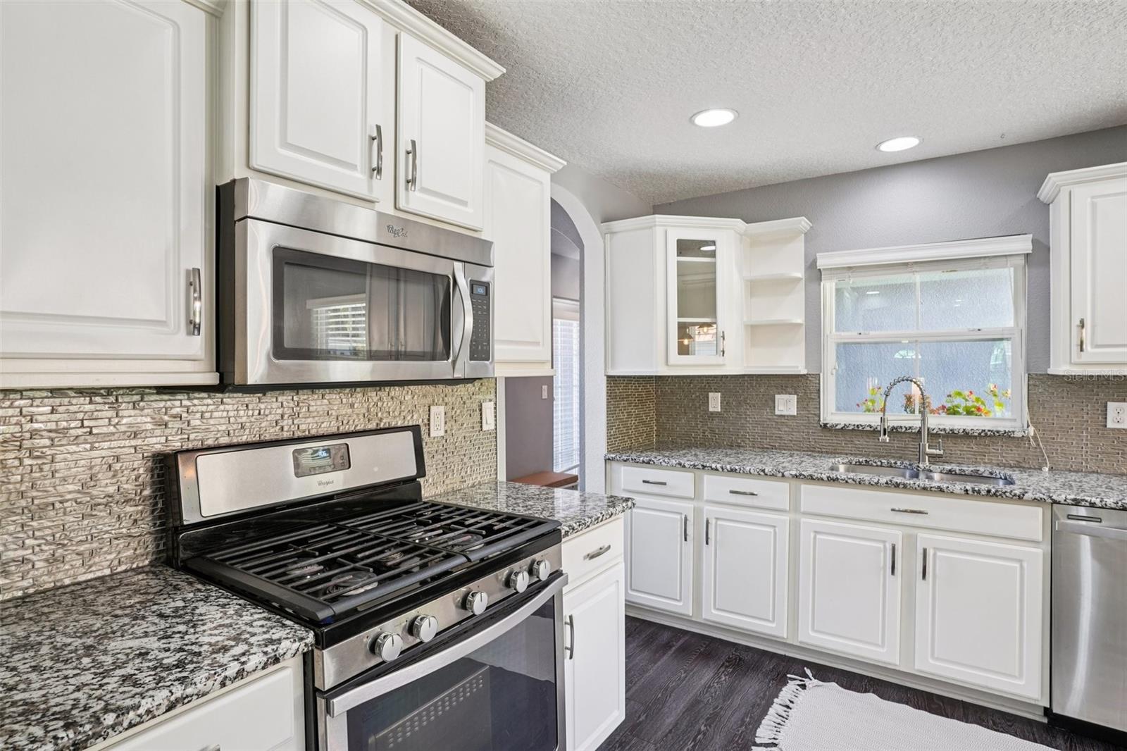 Image 19 of 72 For 327 Lakeview Avenue