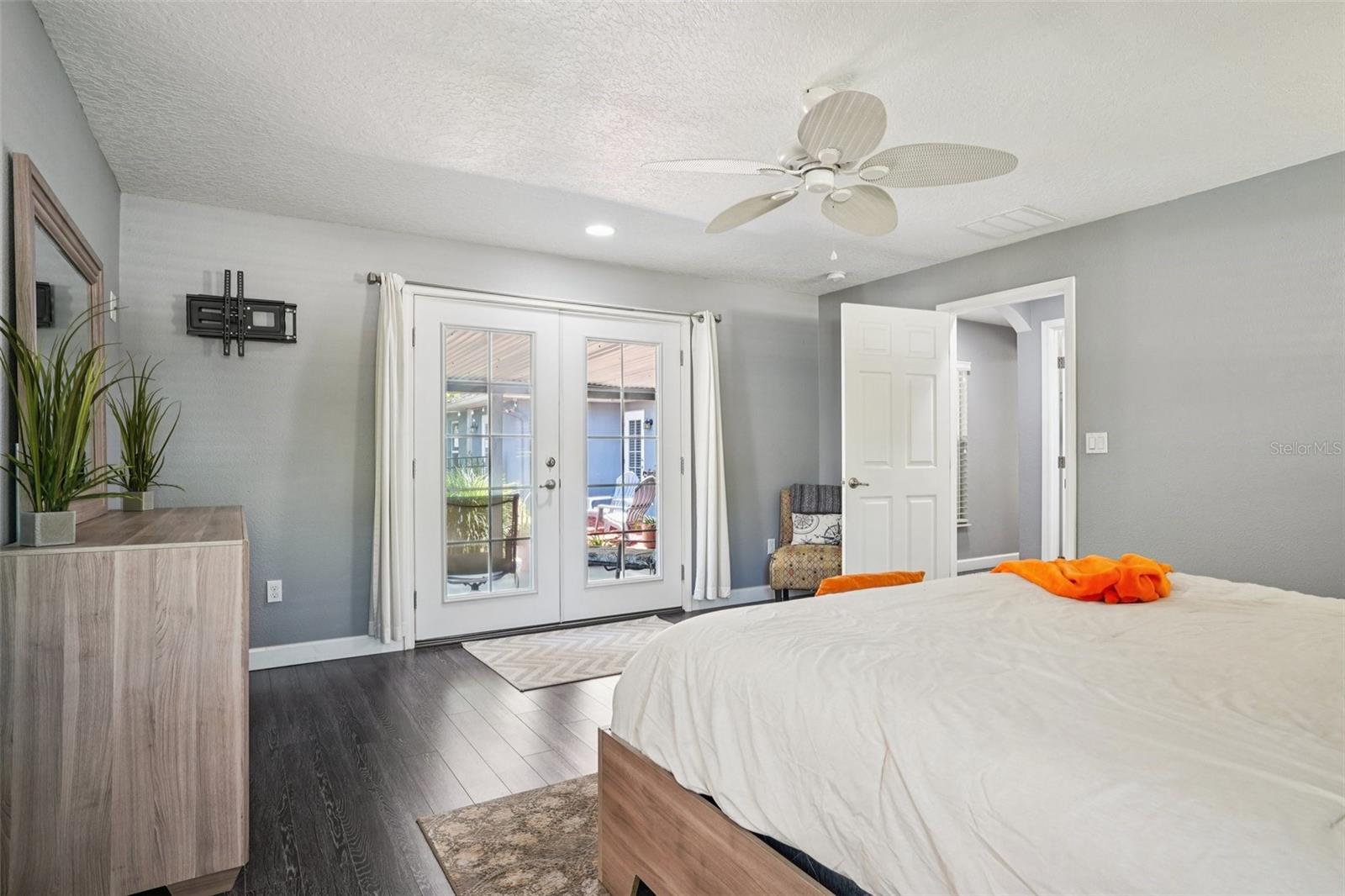 Image 23 of 72 For 327 Lakeview Avenue