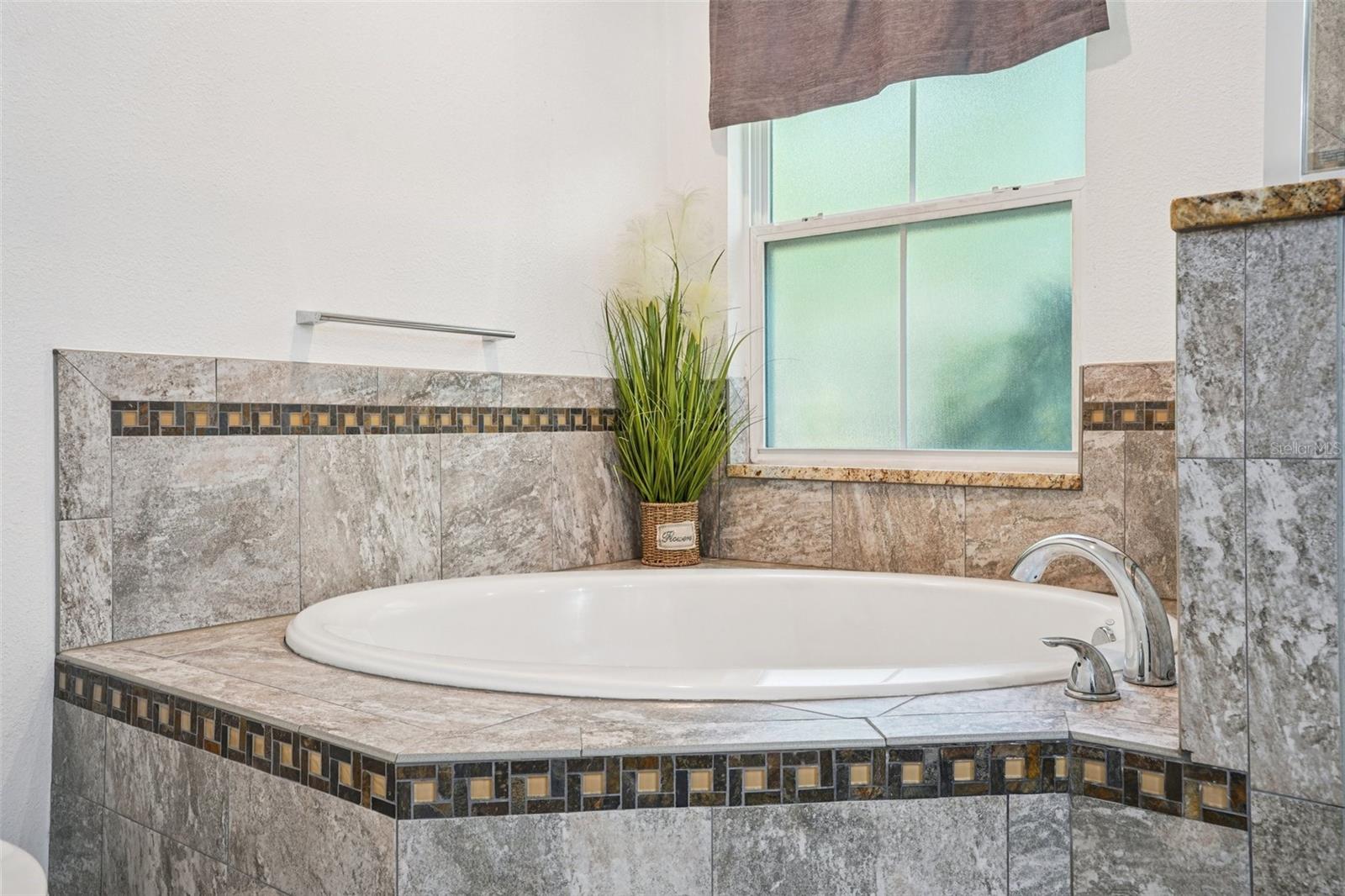 Image 27 of 72 For 327 Lakeview Avenue