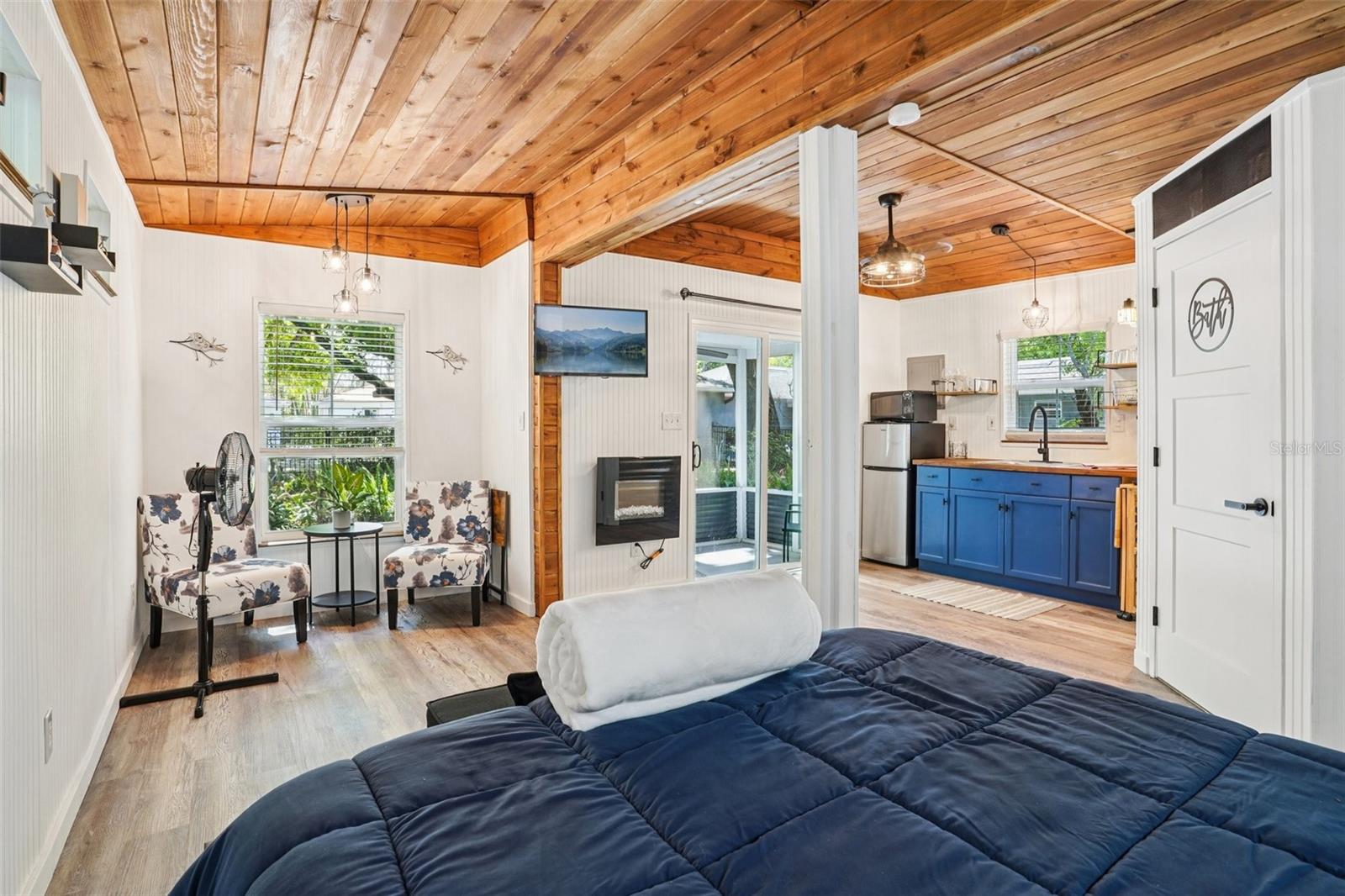 Image 43 of 72 For 327 Lakeview Avenue