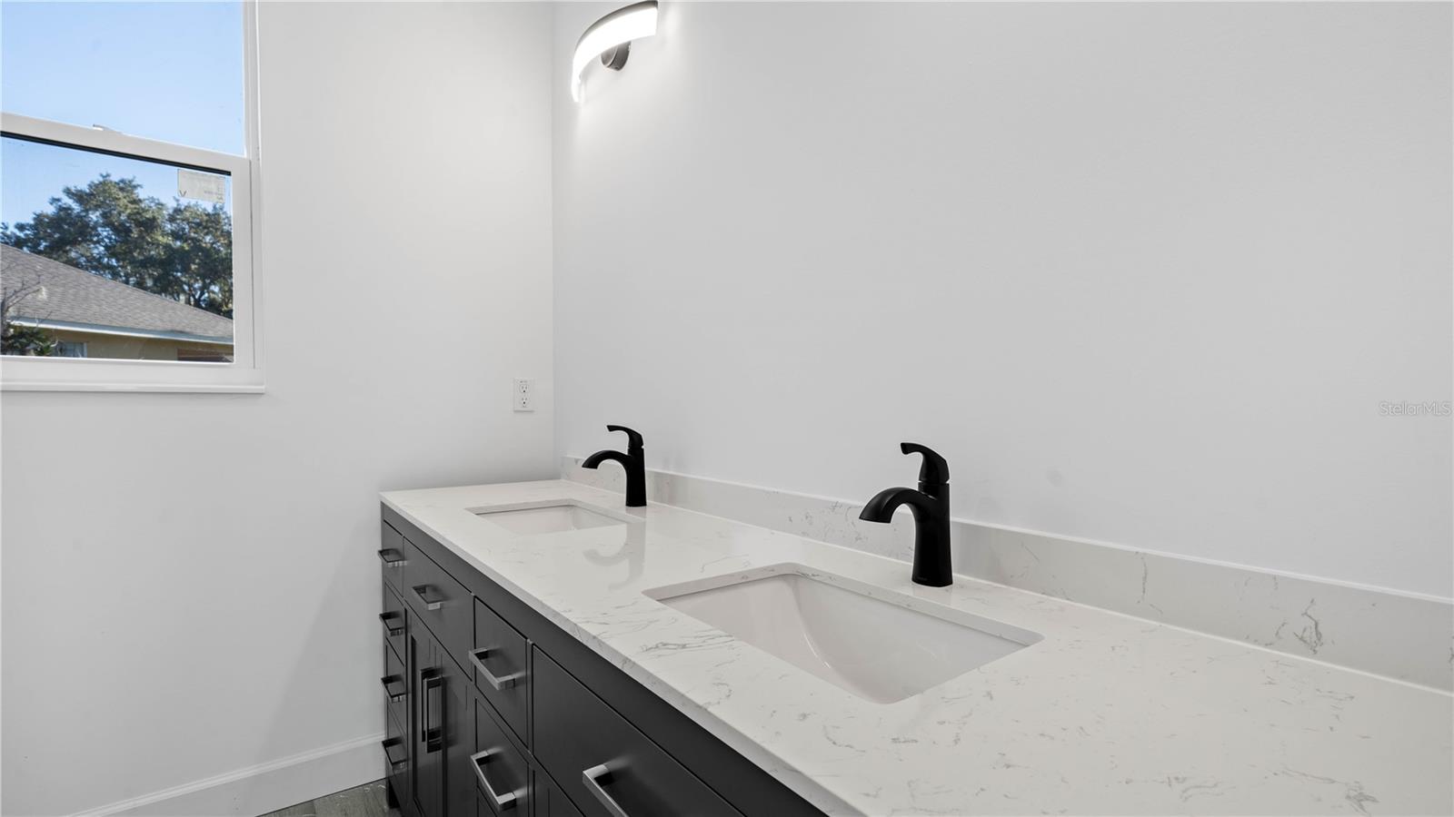 Image 22 of 41 For 703 Fox Gate Court