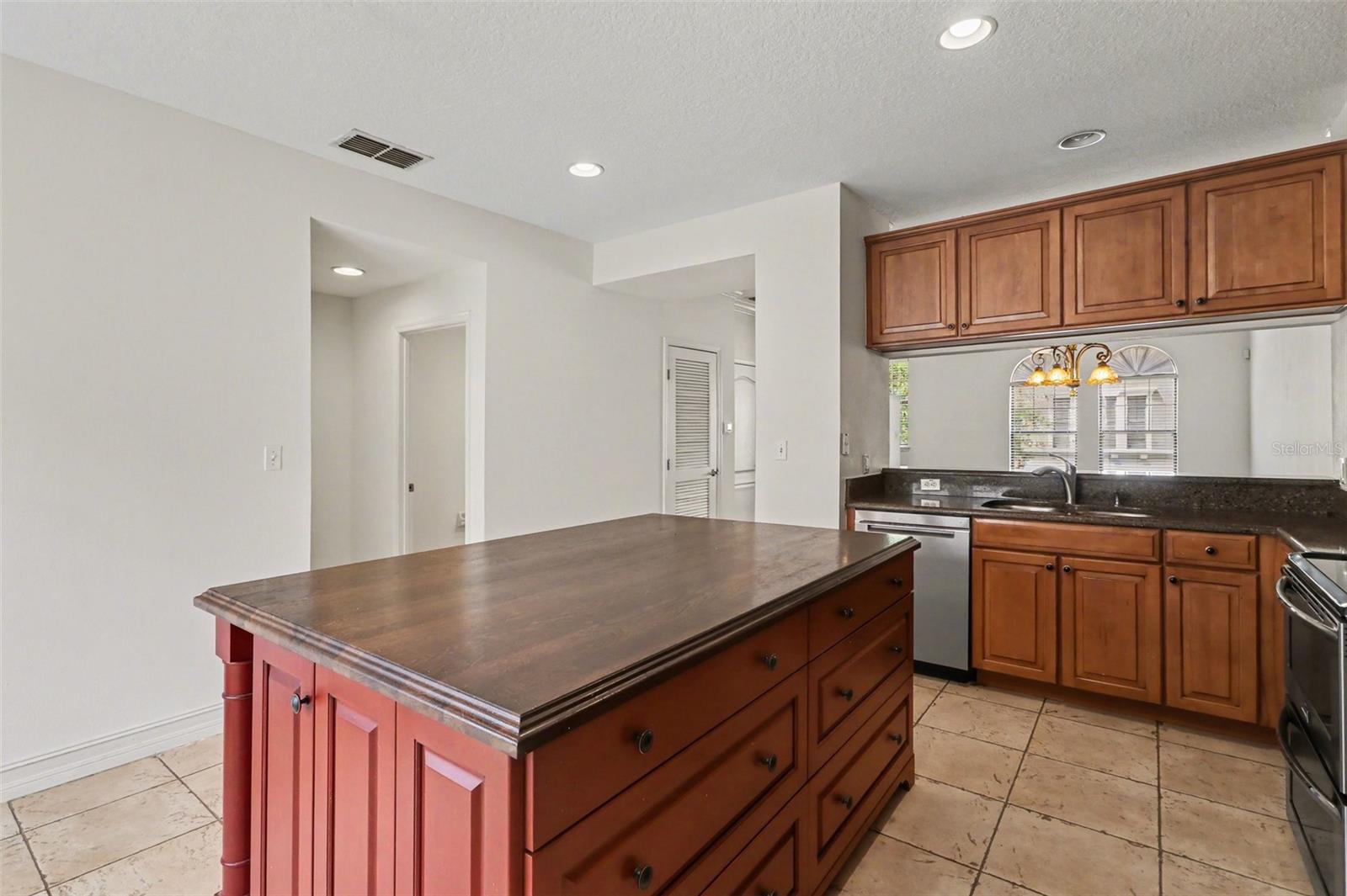 Listing photo id 9 for 3621 Messina Drive