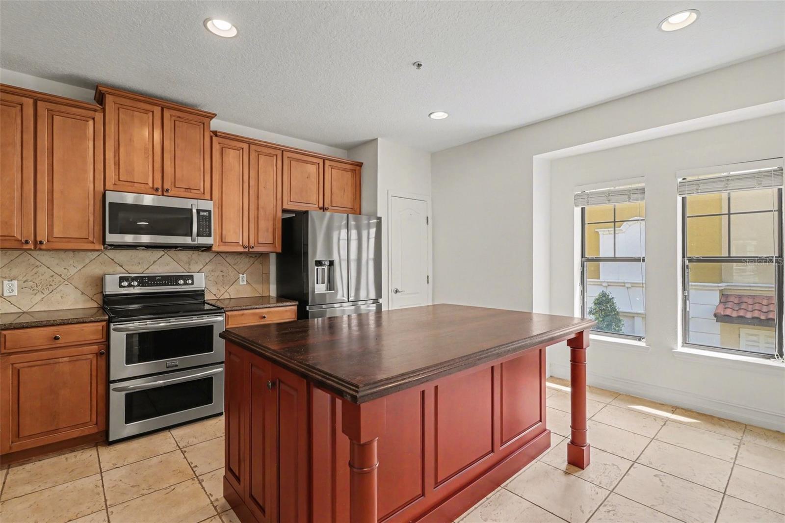 Listing photo id 10 for 3621 Messina Drive