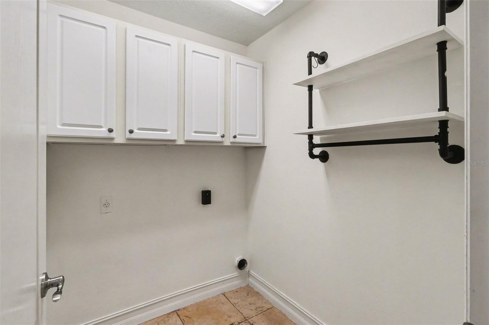 Listing photo id 15 for 3621 Messina Drive