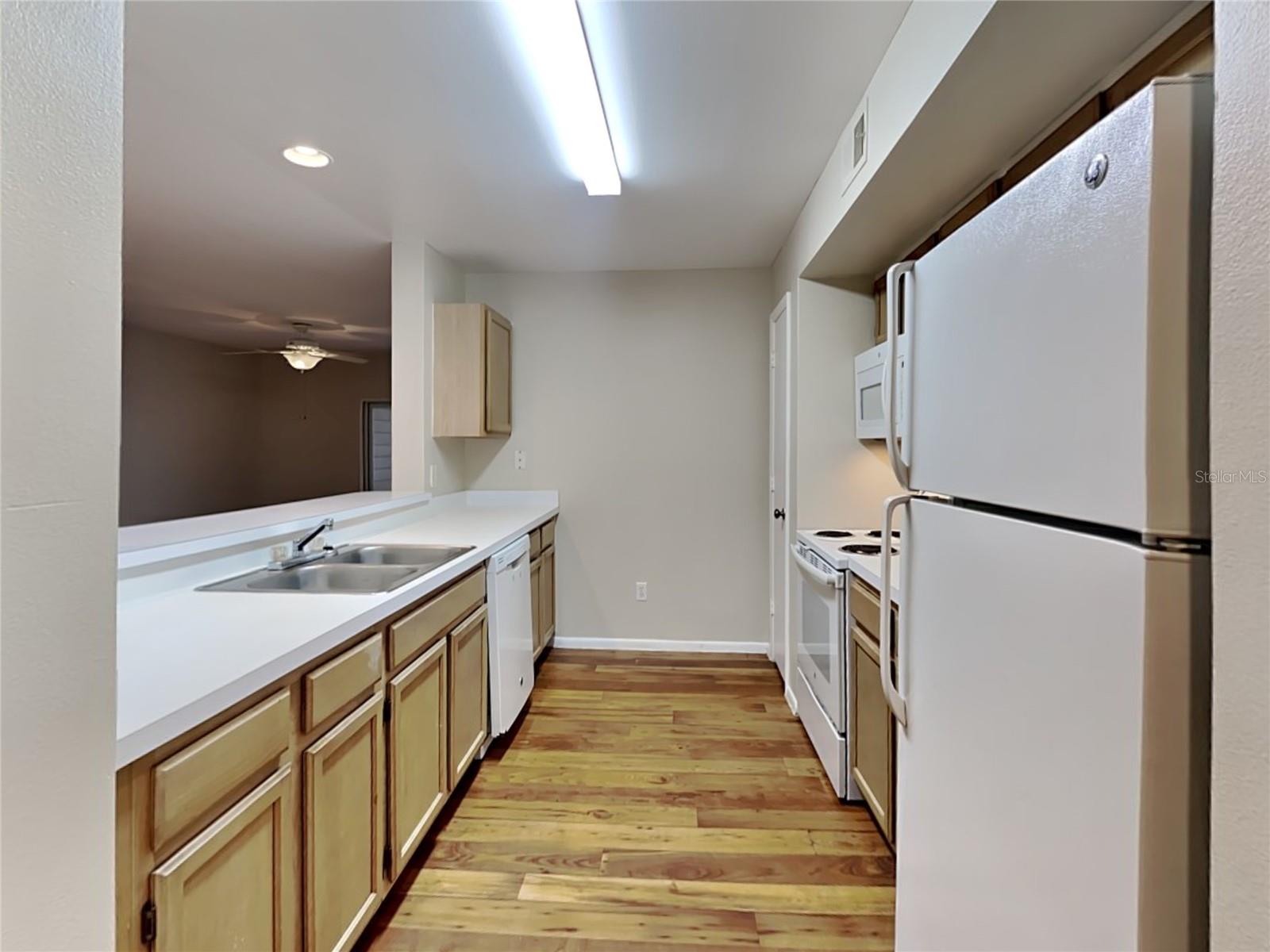 Image 3 of 15 For 490 Pin Oak Place 208