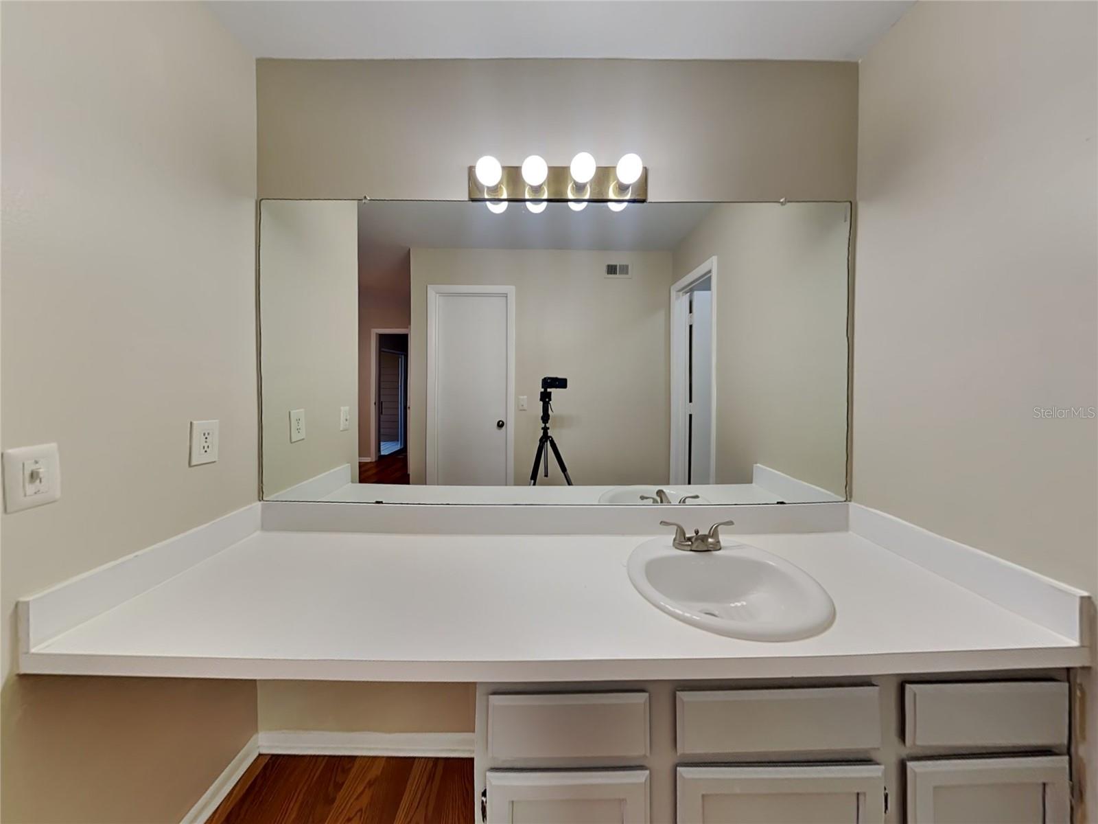 Image 7 of 15 For 490 Pin Oak Place 208