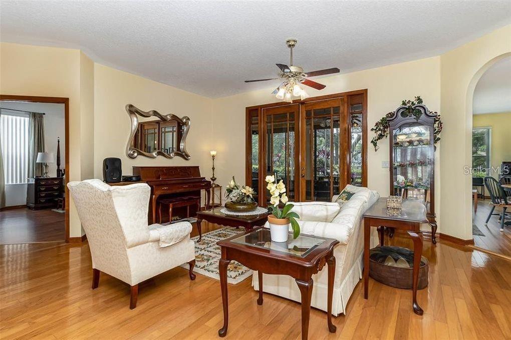 Image 20 of 28 For 10001 Highland Woods Court