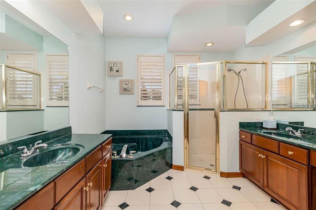 Image 25 of 28 For 10001 Highland Woods Court