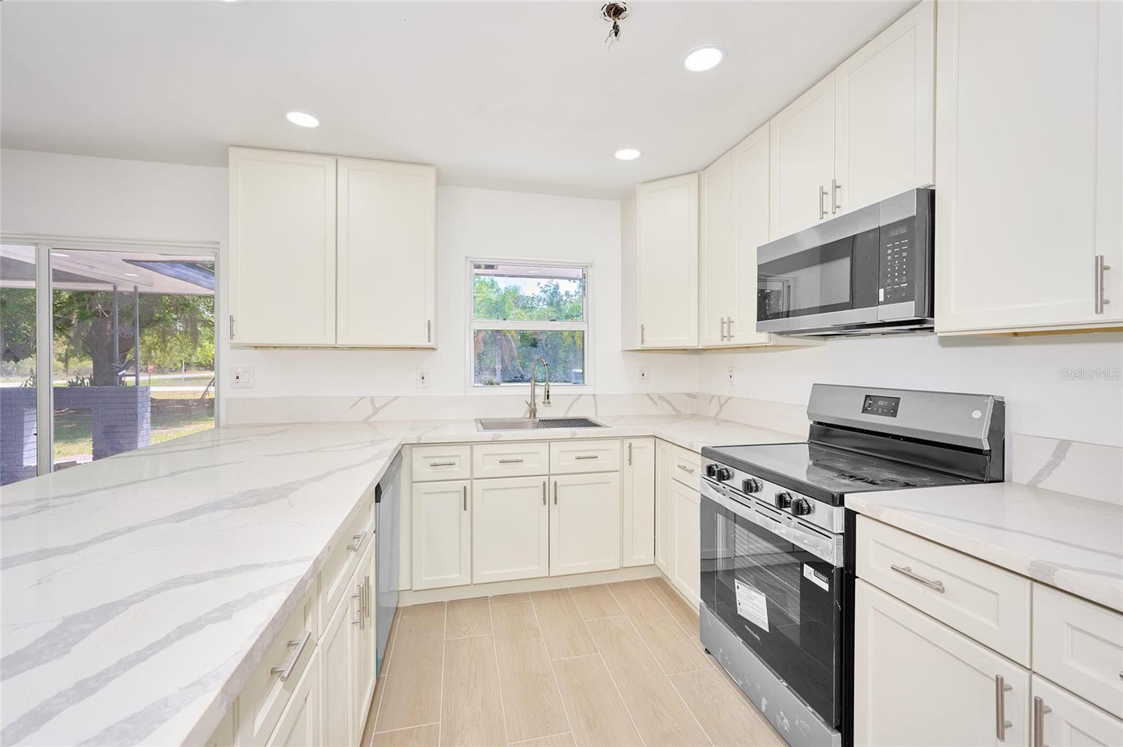 Listing photo id 8 for 3500 Orchid Drive