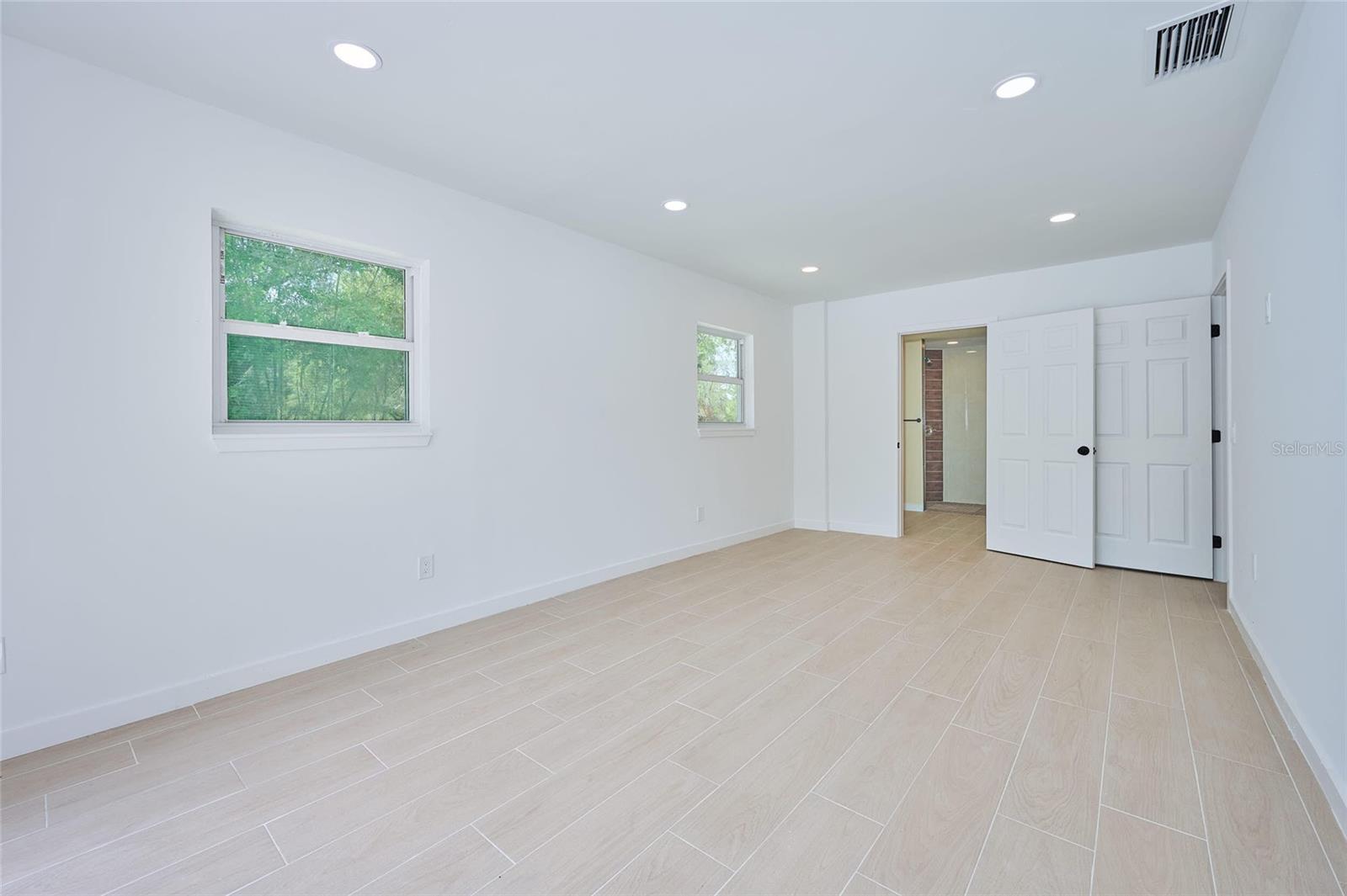 Listing photo id 12 for 3500 Orchid Drive