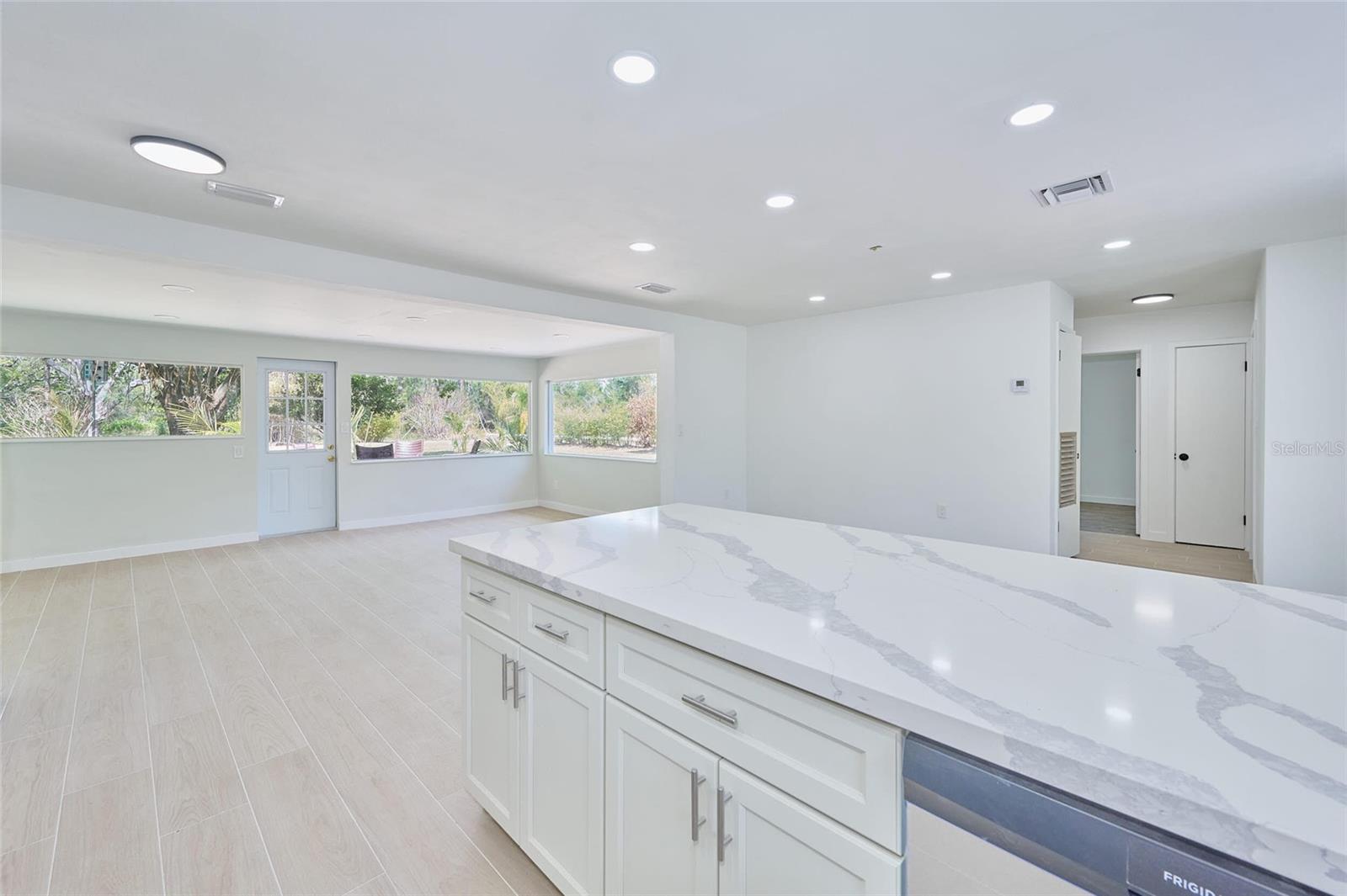 Listing photo id 7 for 3500 Orchid Drive