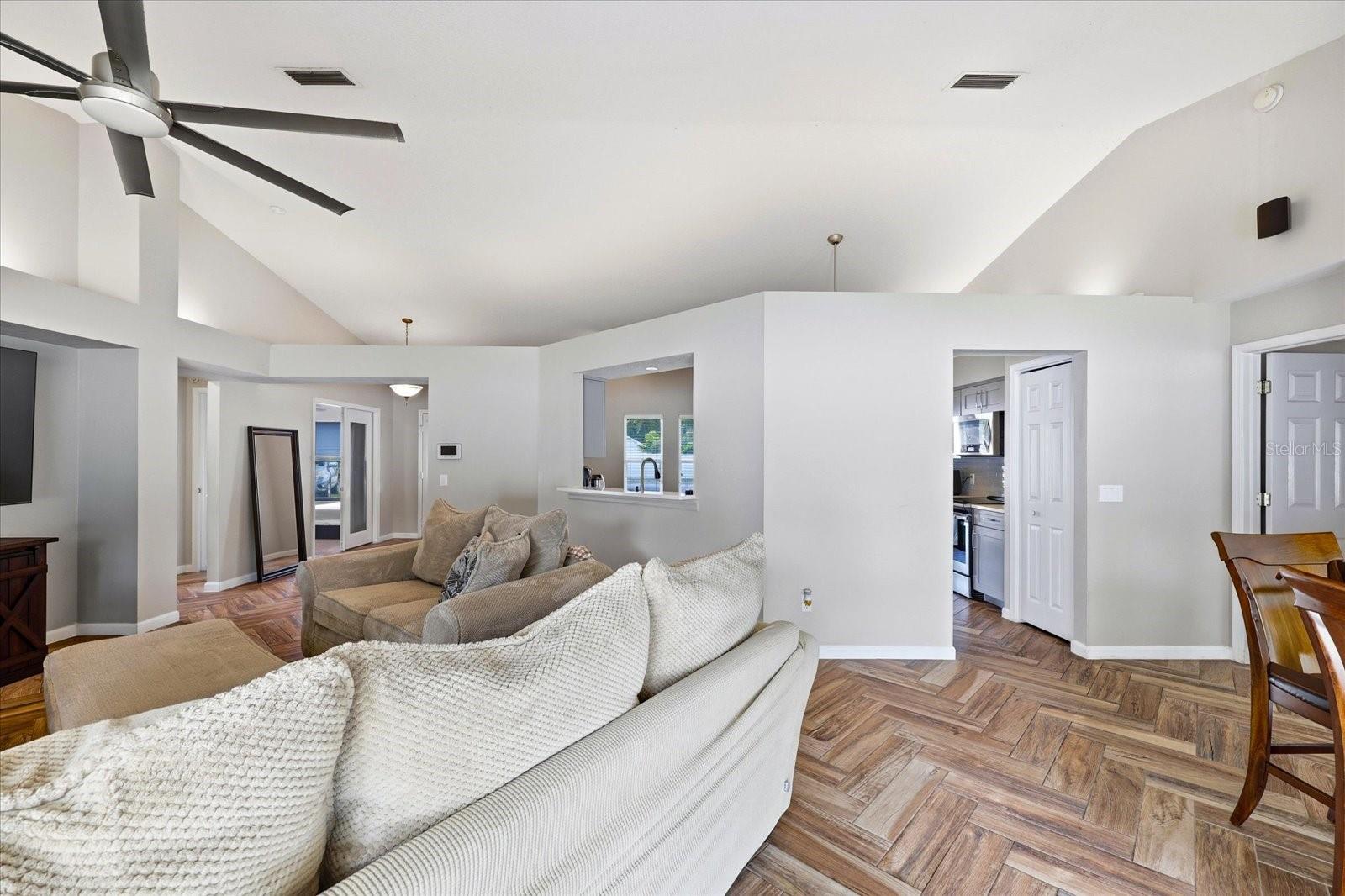 Image 13 of 33 For 224 Bryan Oak Avenue