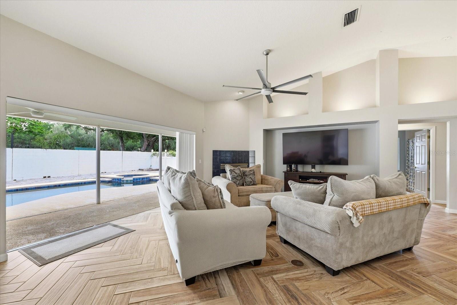 Image 4 of 33 For 224 Bryan Oak Avenue