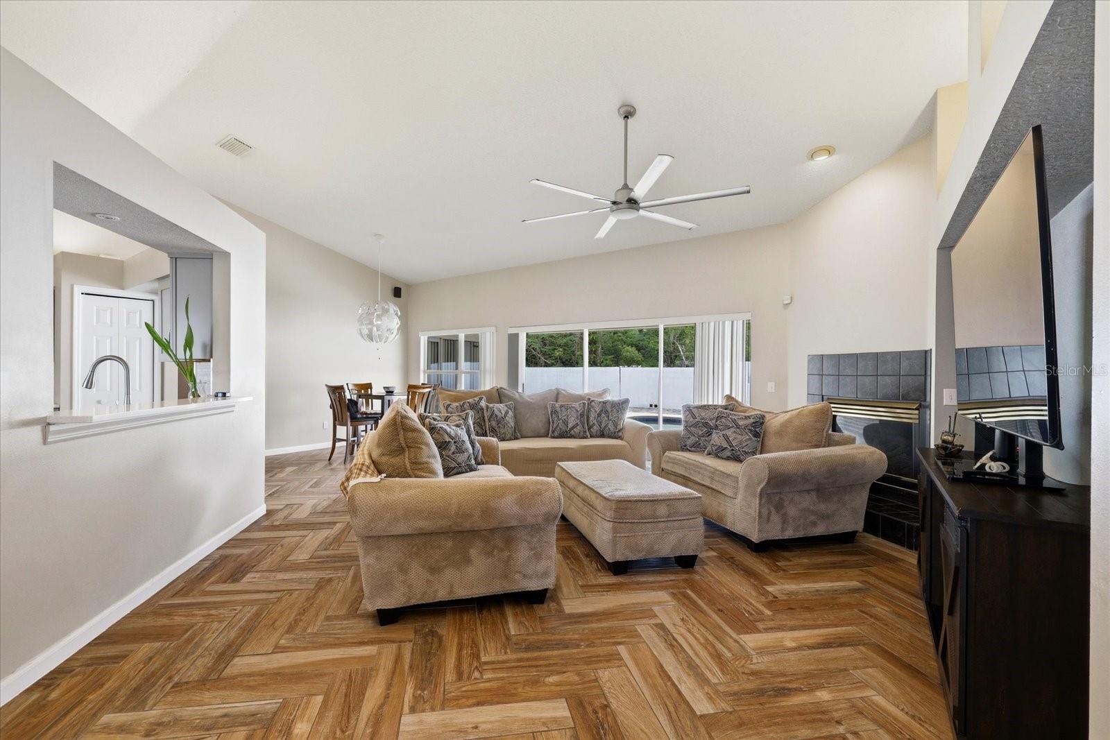 Image 5 of 33 For 224 Bryan Oak Avenue