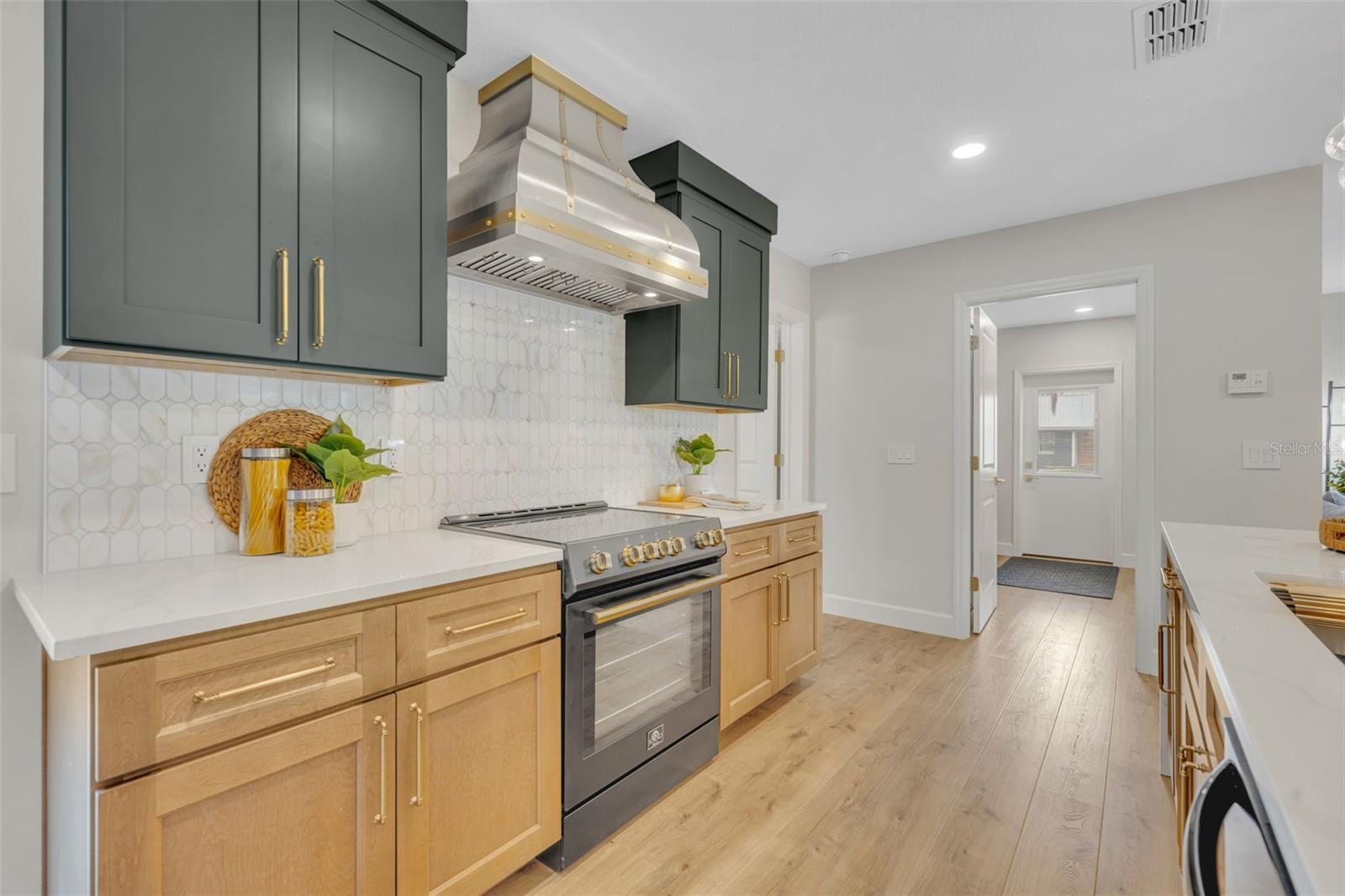 Image 15 of 35 For 350 Cornwall Rd