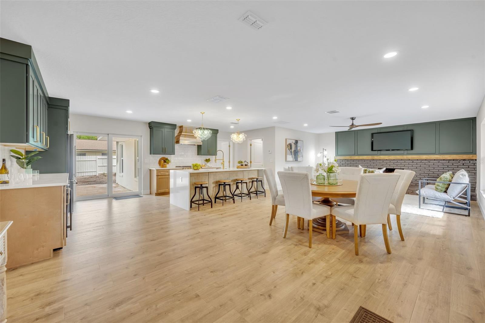 Image 2 of 35 For 350 Cornwall Rd