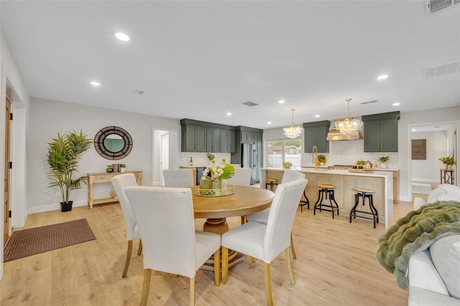 Image 4 of 35 For 350 Cornwall Rd