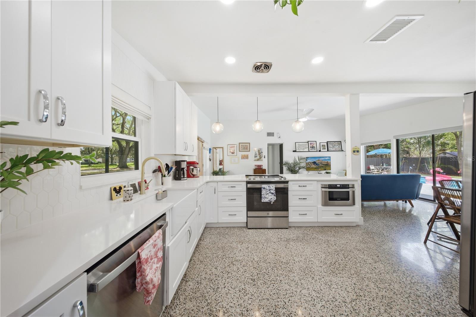 Listing photo id 8 for 1306 Ceylon Drive