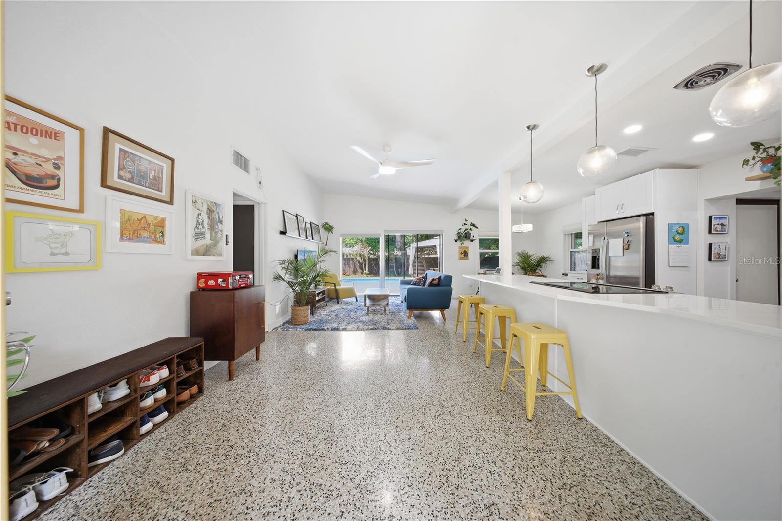 Listing photo id 5 for 1306 Ceylon Drive