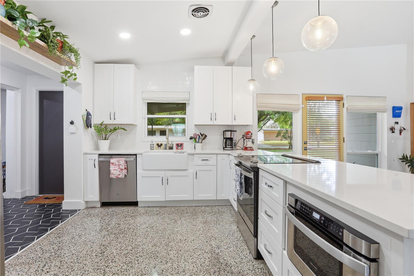 Listing photo id 7 for 1306 Ceylon Drive