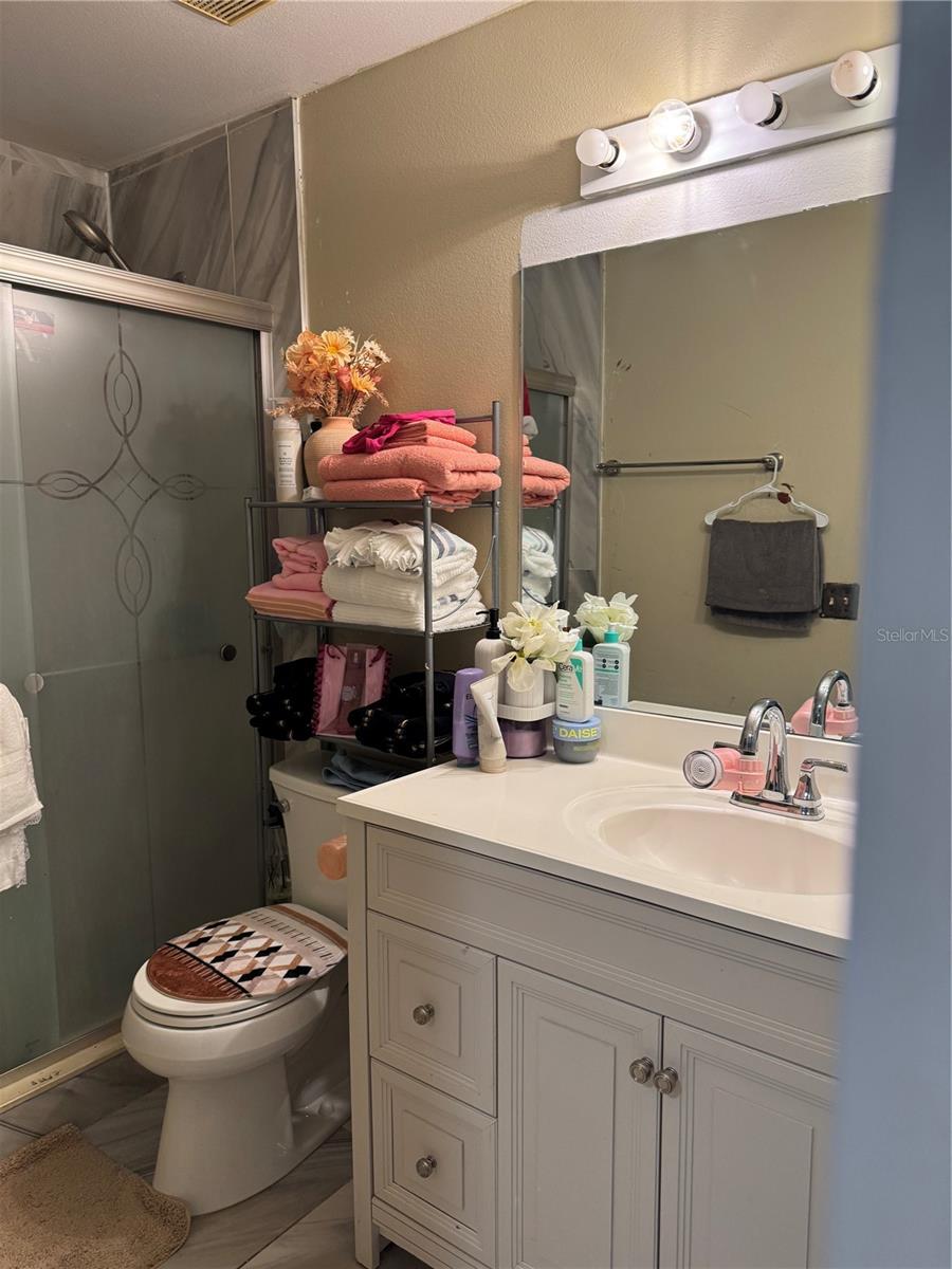 Image 25 of 33 For 3407 Lake Tiny Circle