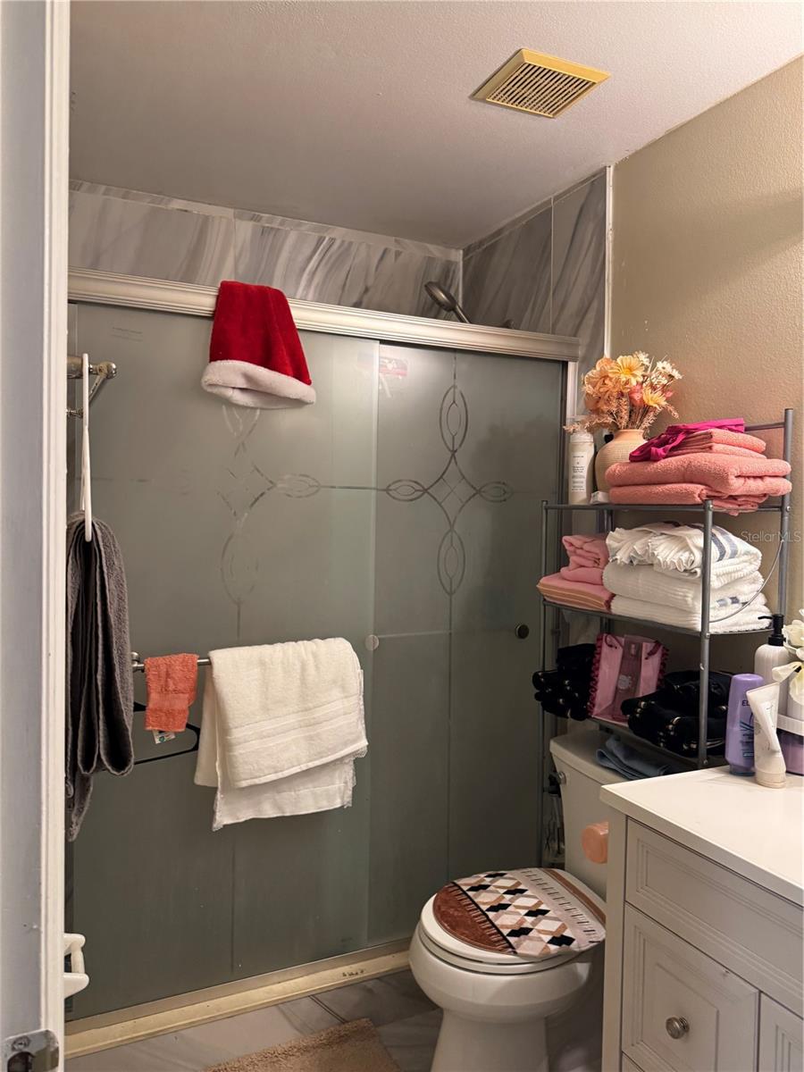 Image 28 of 33 For 3407 Lake Tiny Circle