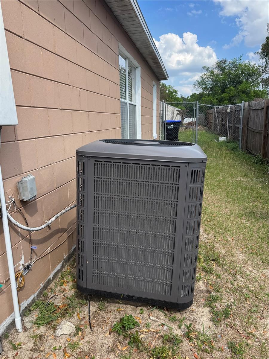 Image 30 of 33 For 3407 Lake Tiny Circle