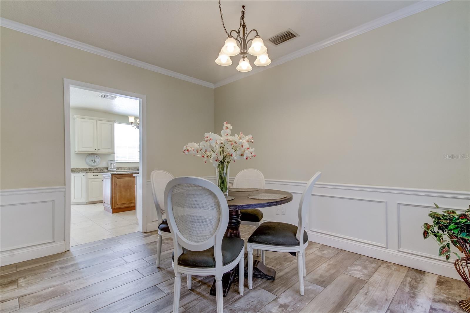 Image 8 of 40 For 9401 Woodbay Drive