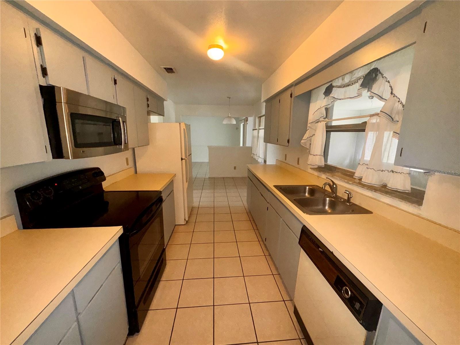 Image 5 of 20 For 117 Red Rose Circle