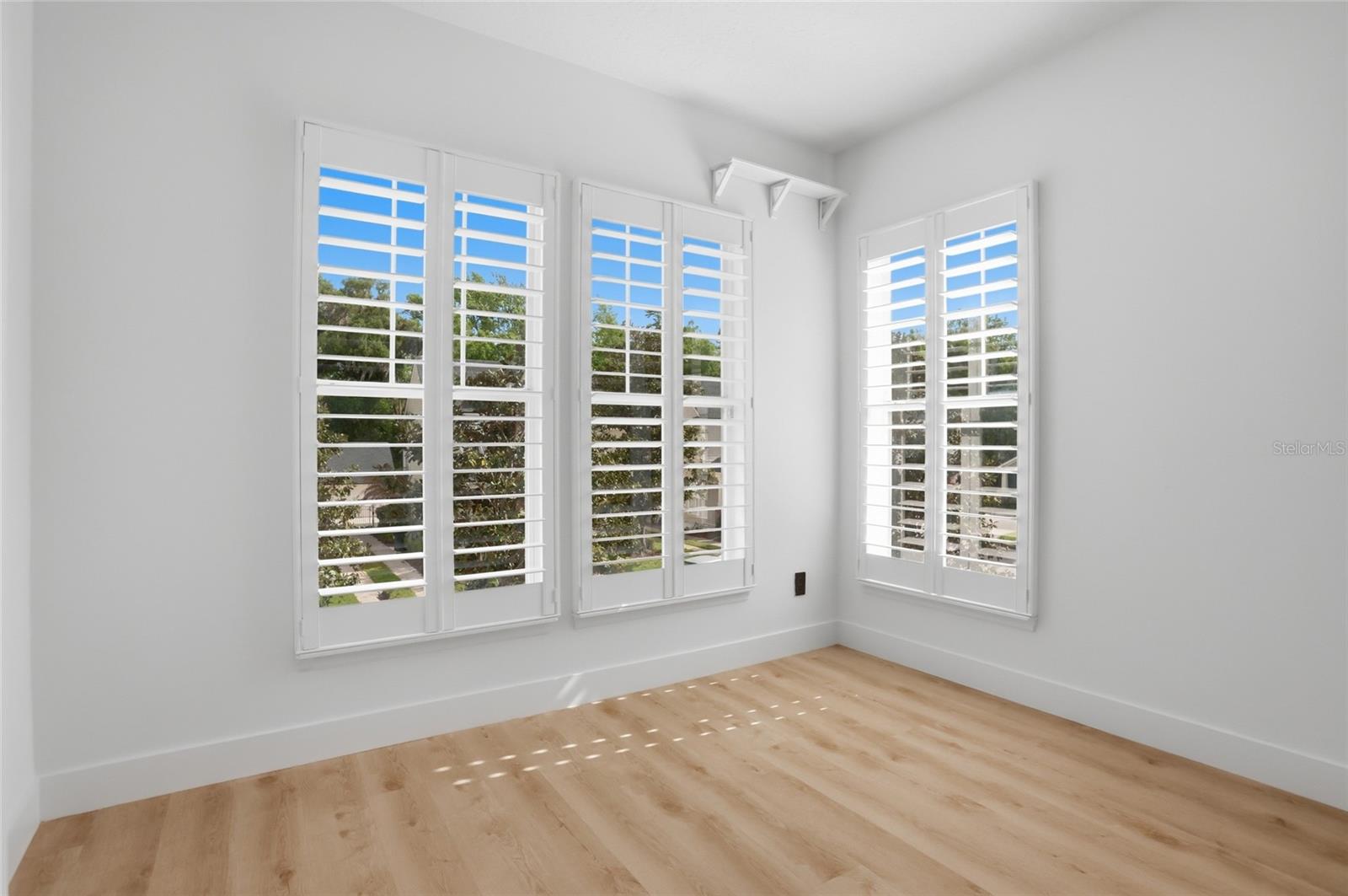 Image 21 of 52 For 1102 Banks Rose Court