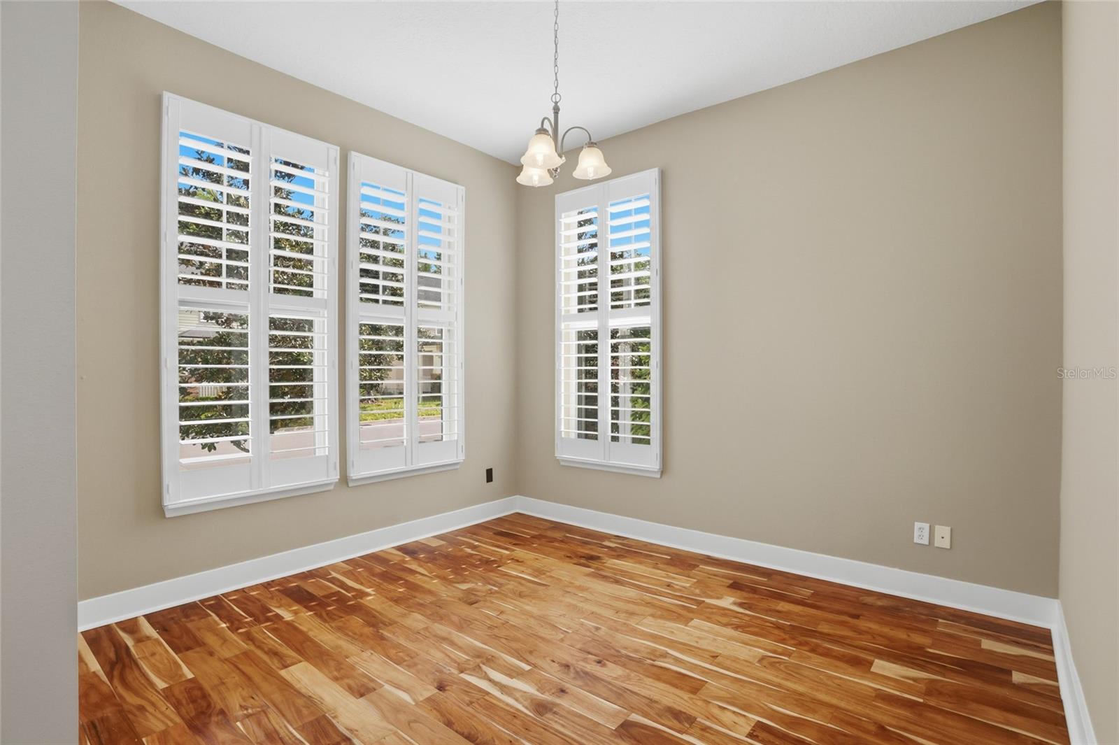 Image 5 of 52 For 1102 Banks Rose Court