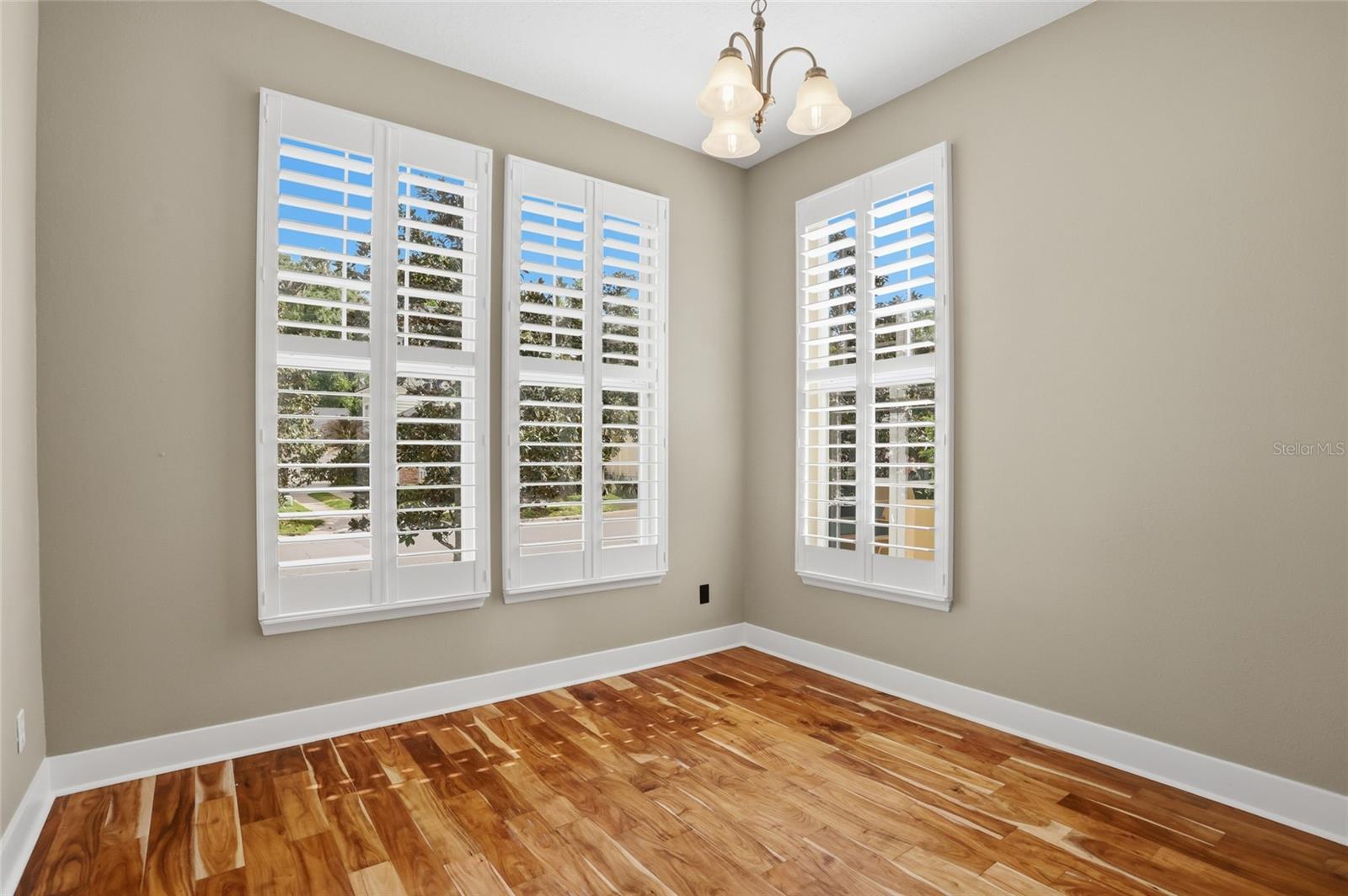 Image 6 of 52 For 1102 Banks Rose Court