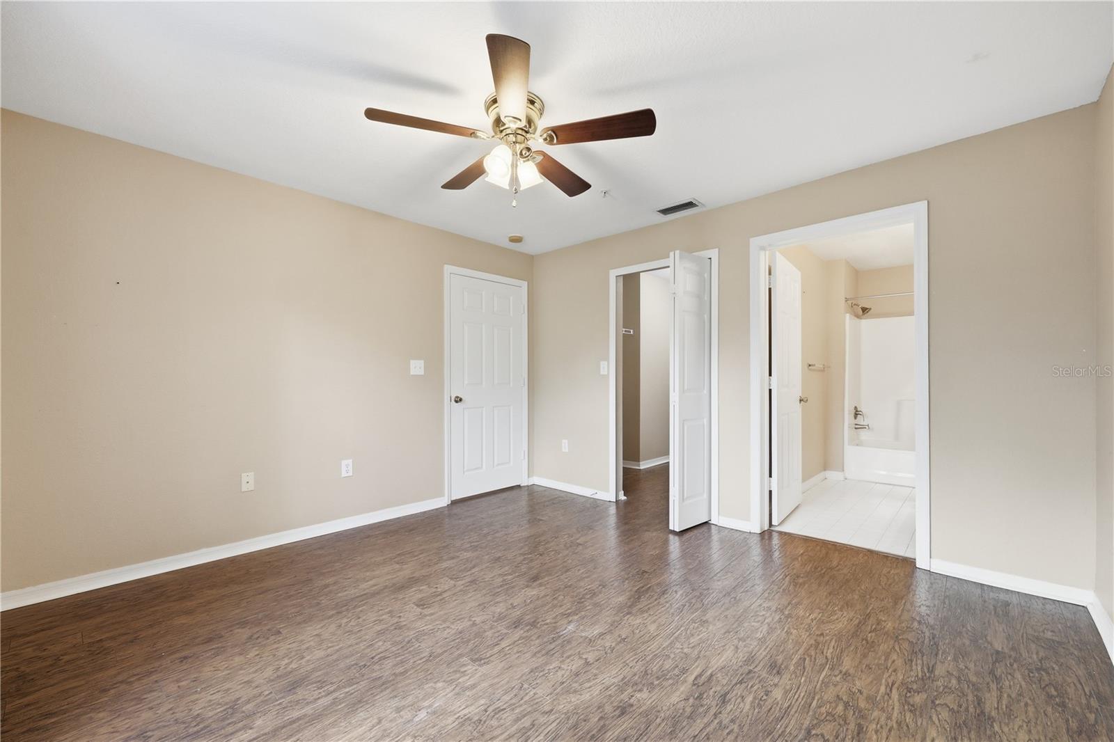 Image 13 of 24 For 5475 Vineland Road 8212