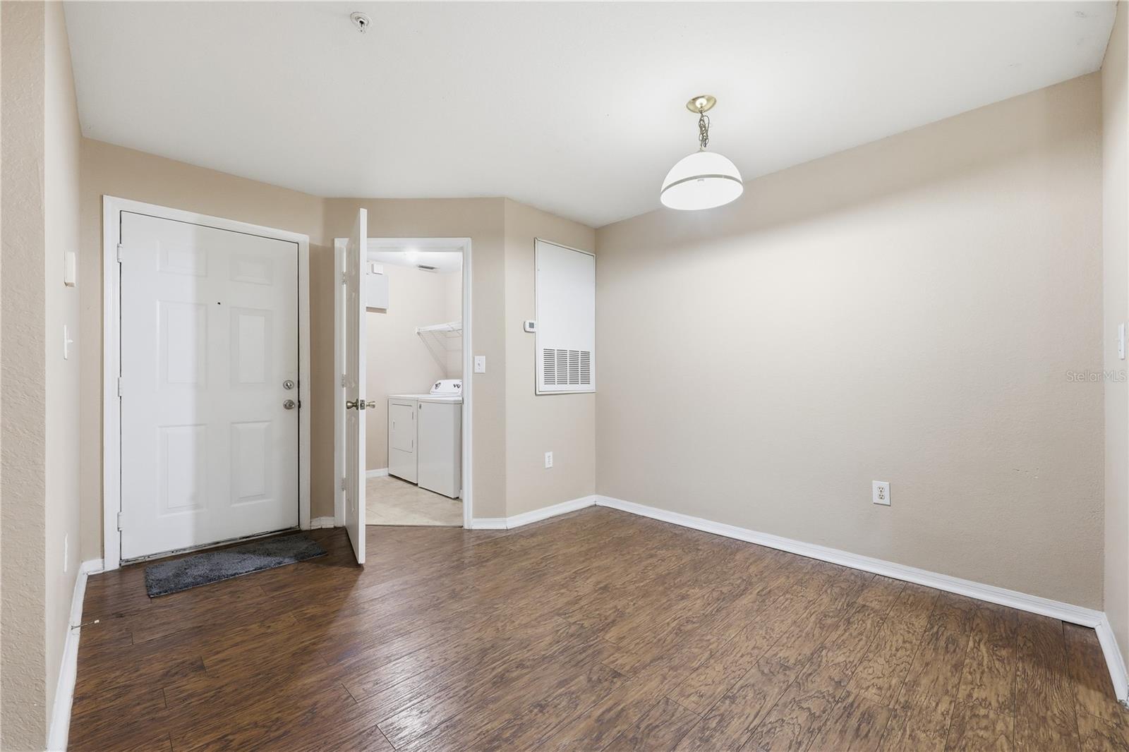 Image 17 of 24 For 5475 Vineland Road 8212