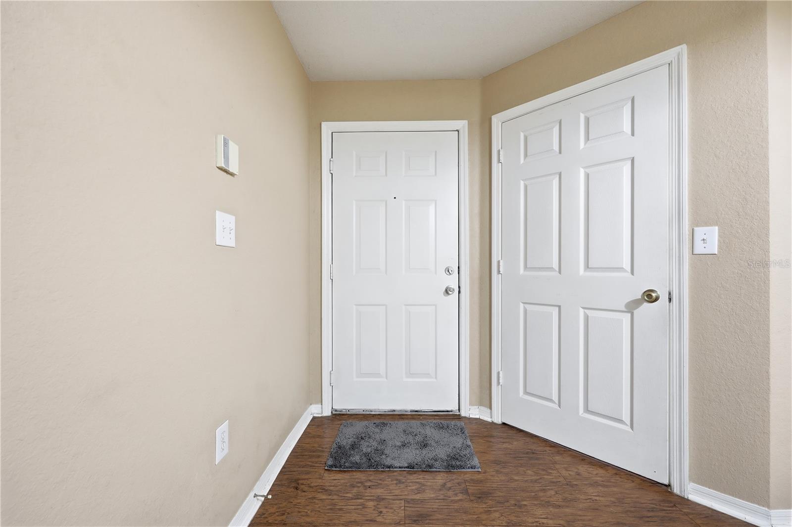 Image 4 of 24 For 5475 Vineland Road 8212