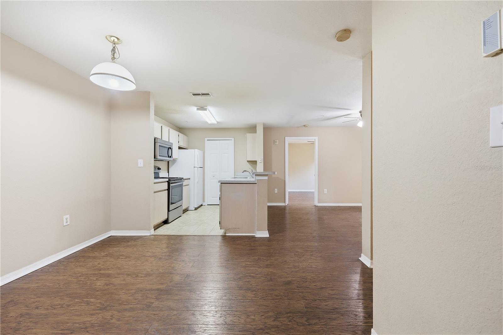 Image 5 of 24 For 5475 Vineland Road 8212