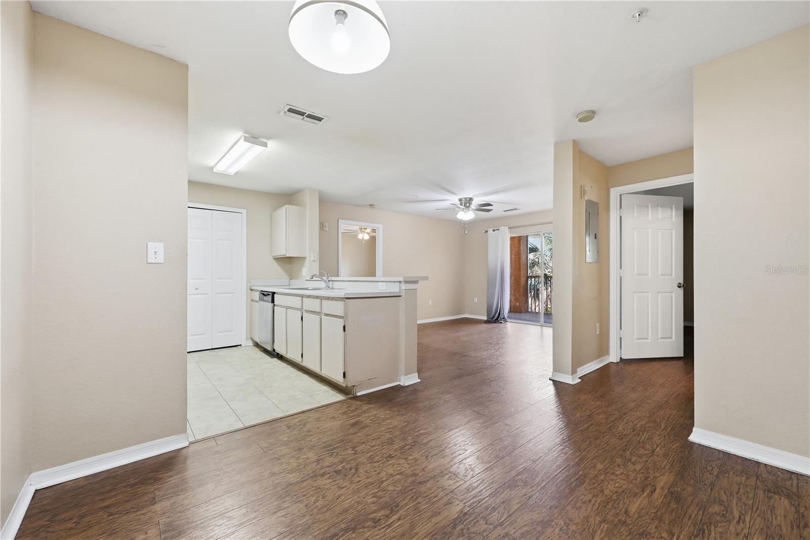 Image 6 of 24 For 5475 Vineland Road 8212