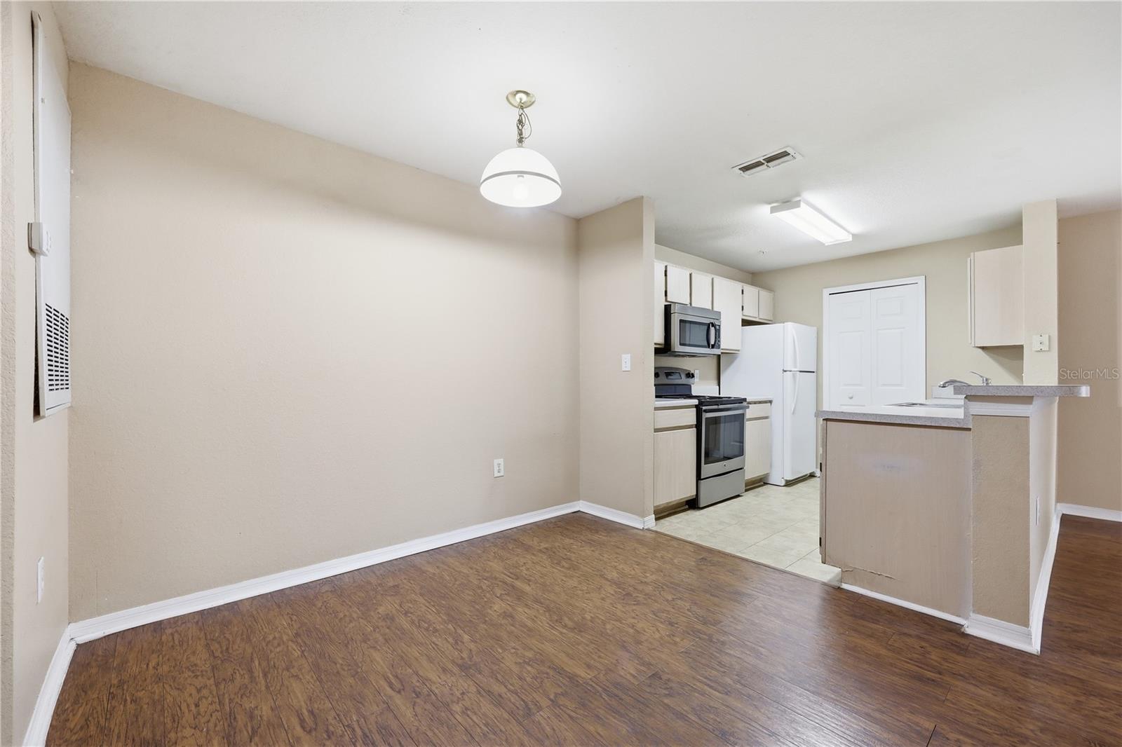 Image 7 of 24 For 5475 Vineland Road 8212