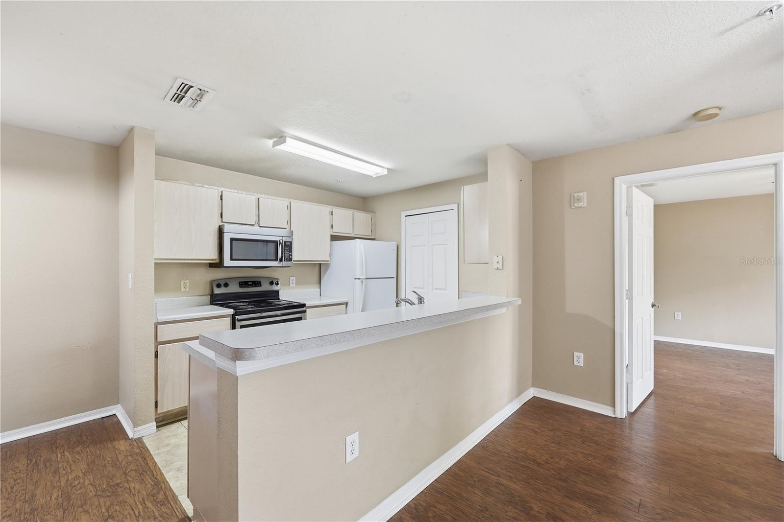 Image 8 of 24 For 5475 Vineland Road 8212