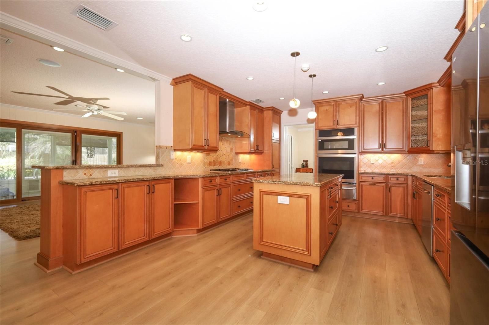 Listing photo id 8 for 102 Pineview Circle