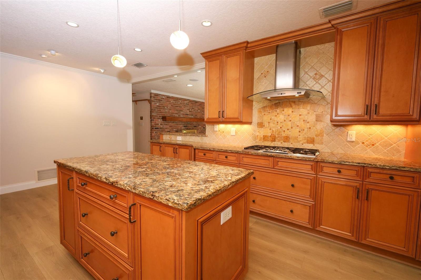 Listing photo id 9 for 102 Pineview Circle