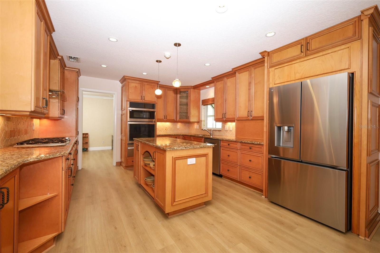 Listing photo id 10 for 102 Pineview Circle