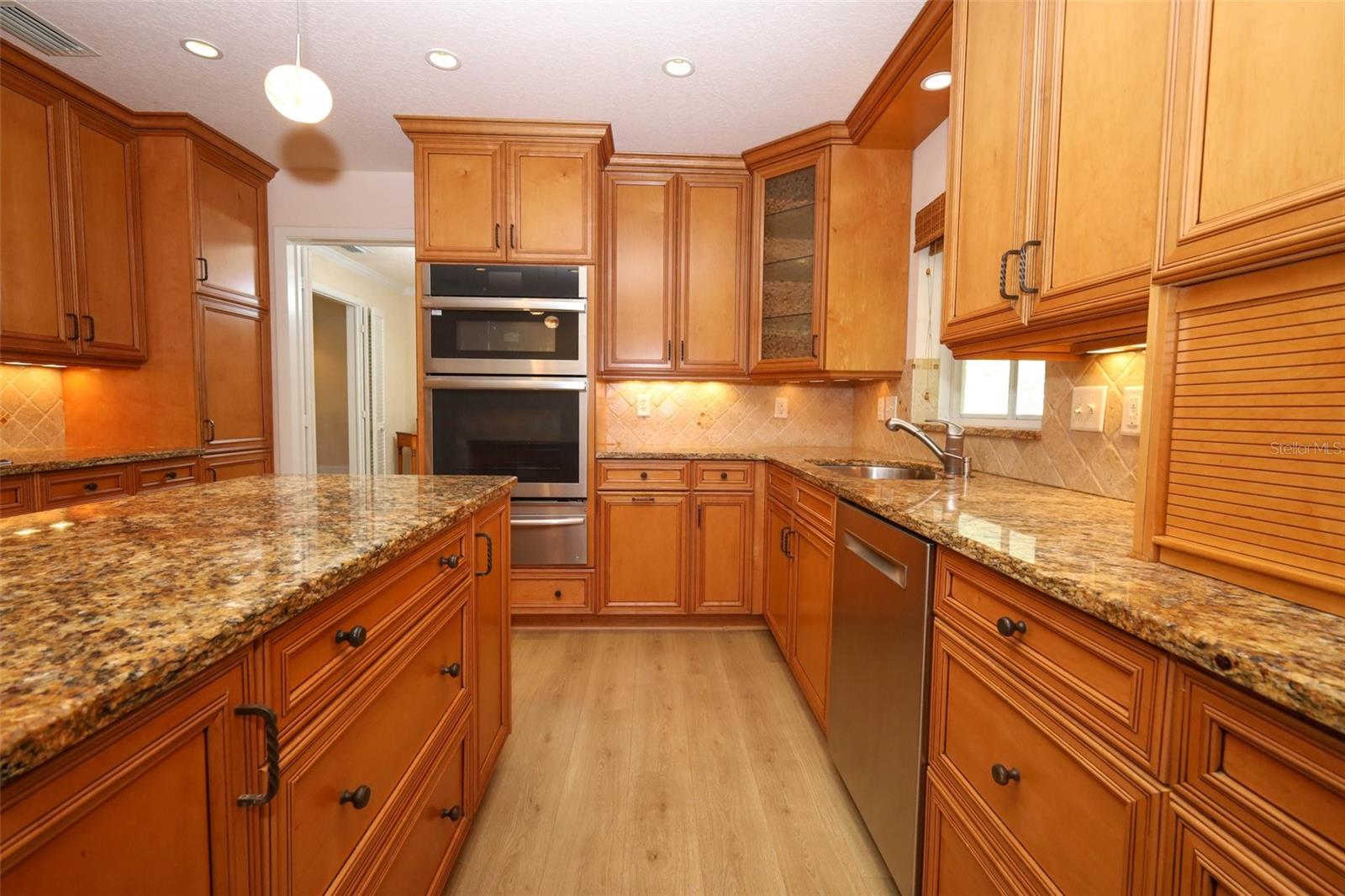 Listing photo id 11 for 102 Pineview Circle