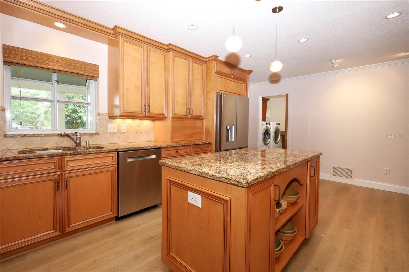 Listing photo id 12 for 102 Pineview Circle