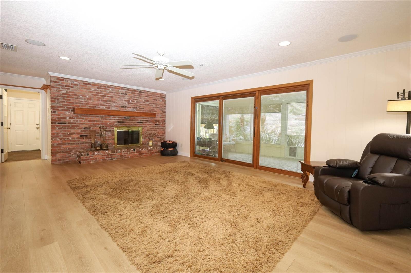 Listing photo id 16 for 102 Pineview Circle