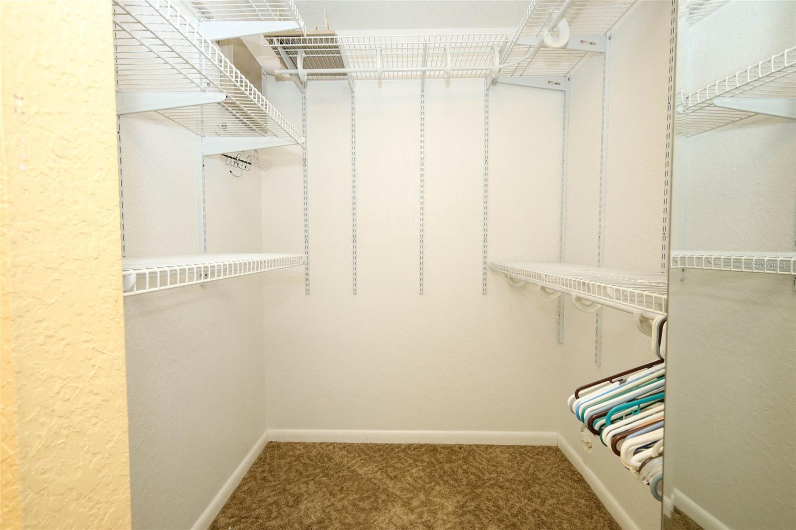 Listing photo id 25 for 102 Pineview Circle